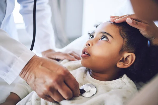 Dłonie Stetoskop Lekarz Dzieckiem Opieki Zdrowotnej Serca Oddychania Lub Sprawdzić — Zdjęcie stockowe