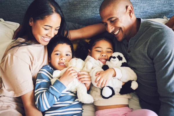 Ebeveynler Çocuklar Aile Bir Yatakta Sevgi Ilgi Rahatlık Için Bir — Stok fotoğraf
