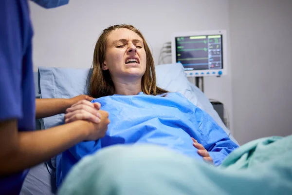 Zwangere Vrouw Kliniek Bevalling Met Duwen Hand Hand Ondersteuning Bed — Stockfoto