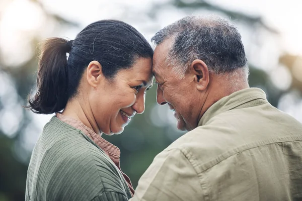 Outdoor Voorhoofd Senior Koppel Met Liefde Pensioen Geluk Met Zorg — Stockfoto