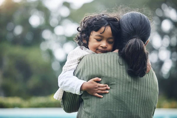Szerelem Bizalom Gyermekölelés Anya Szabadtéri Parkban Kötődés Ellátás Boldog Minőségi — Stock Fotó