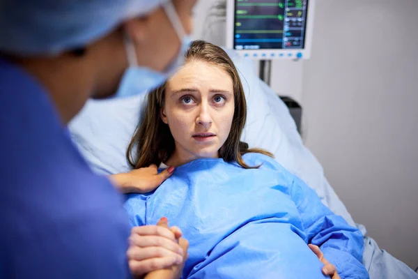 Zwangere Vrouw Ziekenhuis Weeën Met Duwen Hand Hand Vroedvrouw Bed — Stockfoto