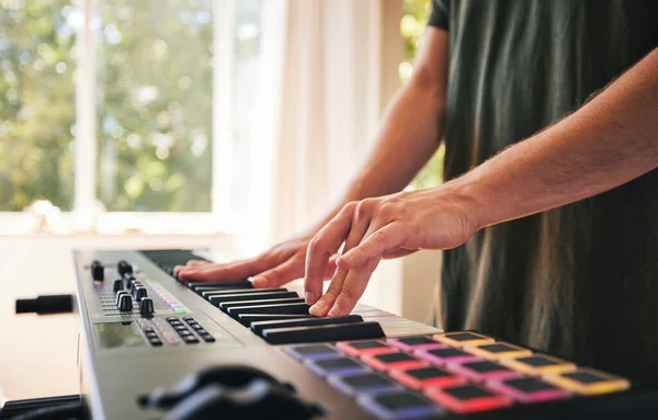 Mãos Homem Sintetizador Piano Para Música Talento Habilidades Estúdio Casa — Fotografia de Stock