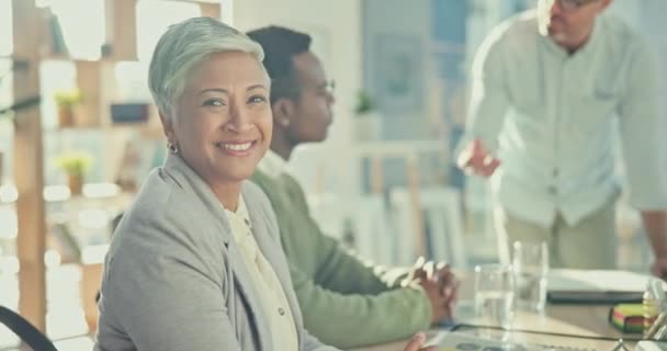 Senior Kvinna Ansikte Och Affärsmöte Med Ett Leende Från Vision — Stockvideo