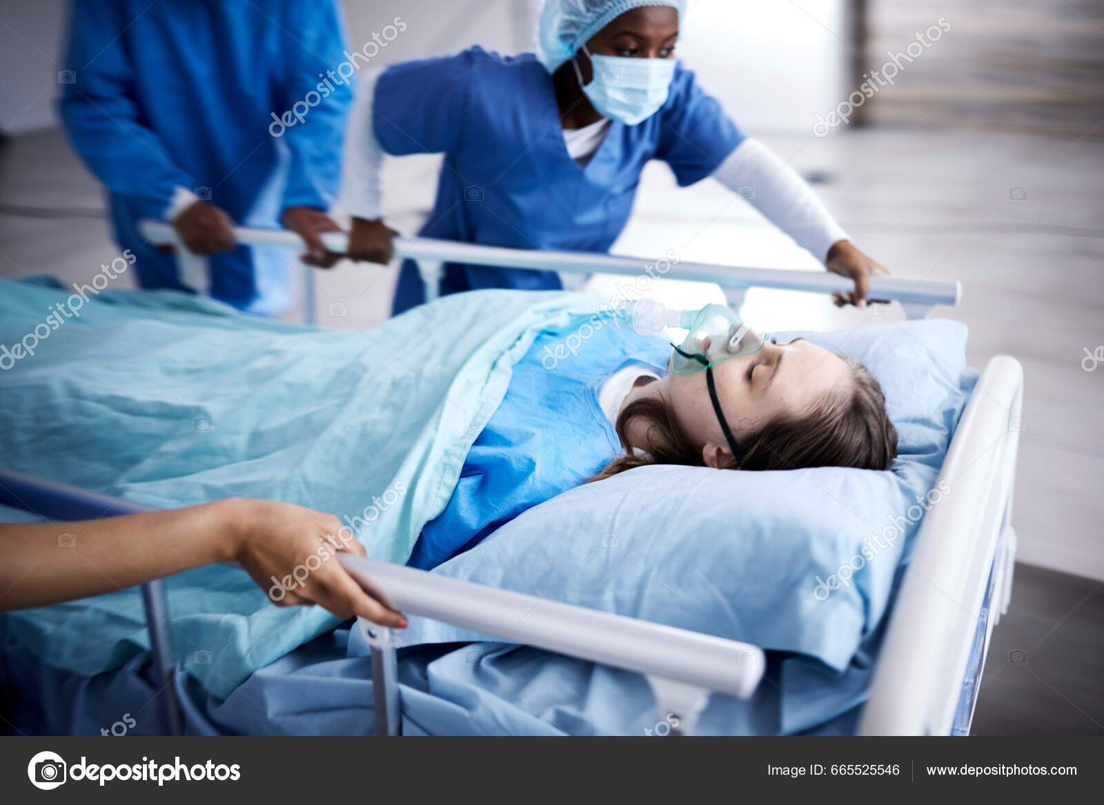 Foto de Vários Médicos Trabalhando Em Uma Sala De Emergência