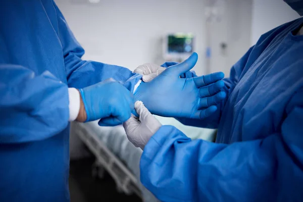Cirurgia Mãos Cirurgiões Com Luvas Para Procedimento Cirúrgico Crise Saúde — Fotografia de Stock