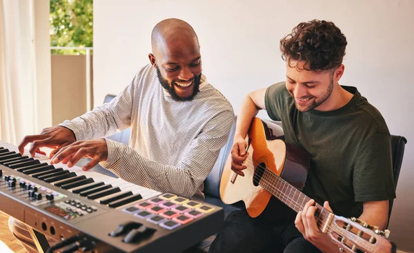 Amigos Homens Piano Com Guitarra Para Produção Música Feliz Estúdio — Fotografia de Stock