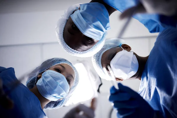 Chirurgia Basso Angolo Medici Con Maschera Facciale Forbici Procedura Chirurgica — Foto Stock
