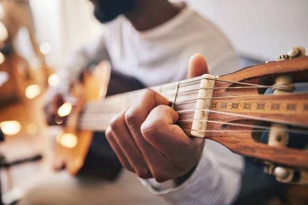 Close Mãos Homem Guitarra Para Música Talento Vivo Habilidade Criativa — Fotografia de Stock
