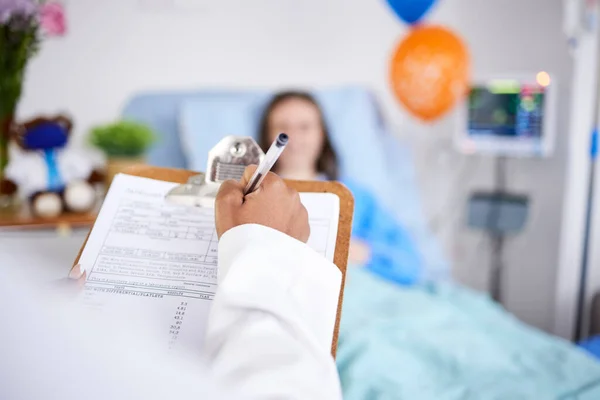 患者とレポートのためのベッドで病気の女性と病院でクリップボードに書き込みます 人の健康 医療スタッフ及び保険に関する情報 質問又はスクリーニングに関する相談 — ストック写真