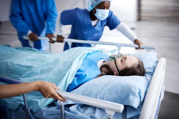 Ziekenhuis Bed Patiënt Met Artsen Actief Chirurgie Spoedeisende Hulp Ondersteuning — Stockfoto