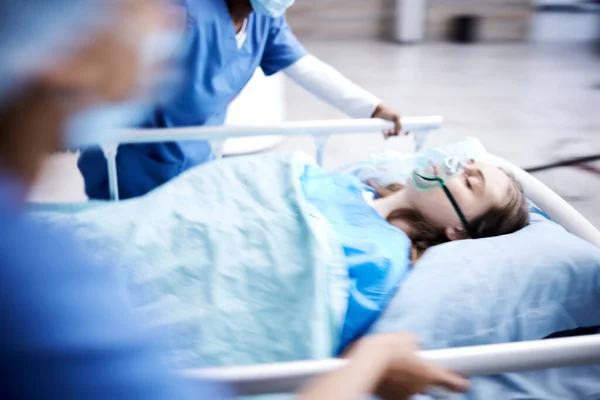 Ziekenhuis Bed Patiënt Met Chirurg Actief Chirurgie Spoedeisende Hulp Ondersteuning — Stockfoto