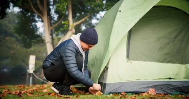 在森林里的营地安营扎寨 准备在假日冒险 放松一下环境 带着人或设备在大自然中旅行度假的背包 人和庇护所 — 图库视频影像