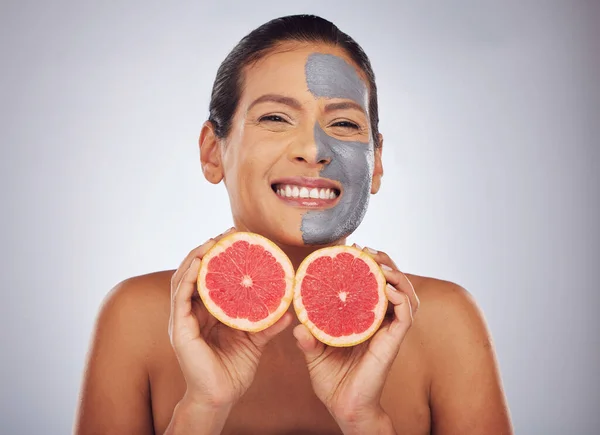 여인들은 비타민 제품으로 마스크 화장품 소녀는 피부과나 관리로 행복하다 — 스톡 사진