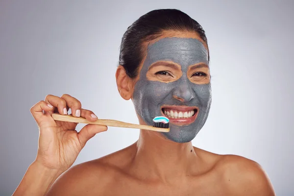 Wanita Menyikat Gigi Dan Potret Skincare Untuk Gigi Produk Ramah — Stok Foto