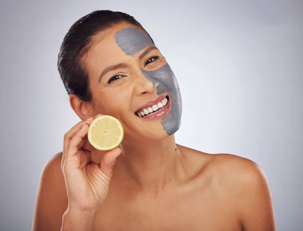 Mulher Cuidados Com Pele Com Limão Máscara Facial Com Carvão — Fotografia de Stock