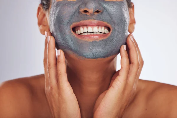 Wanita Tersenyum Dan Topeng Arang Wajah Untuk Kecantikan Dermatologi Estetika — Stok Foto
