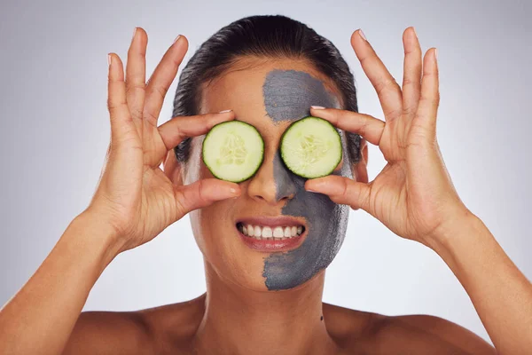 キュウリ マスクをスタジオでモデル女性とアンチエイジングの顔の治療のための灰色の背景に 顔に化粧レイを使用して若い女性と目 スキンケアと果物 — ストック写真