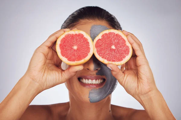 Ruce Grapefruitem Péčí Pleť Obličejovou Maskou Hlínou Dřevěným Uhlím Nebo — Stock fotografie