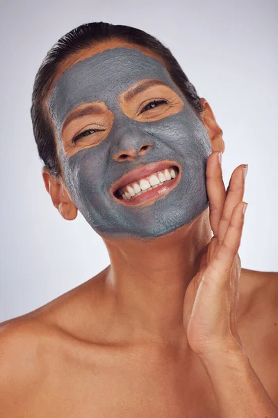 Wanita Yang Bahagia Topeng Arang Dan Potret Untuk Kecantikan Dermatologi — Stok Foto