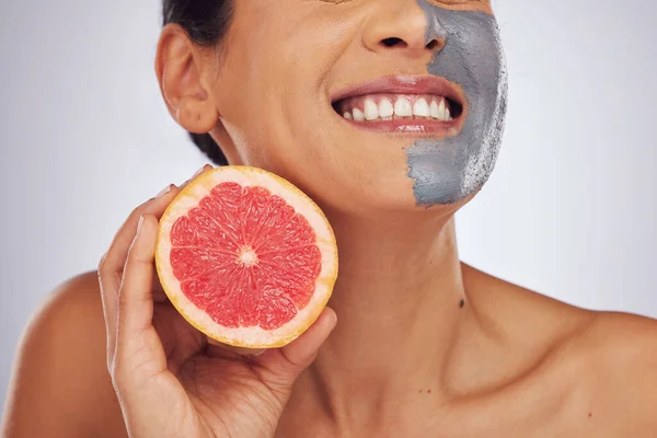 Skincare Grapefruit Dan Wanita Dengan Masker Wajah Dengan Arang Tanah — Stok Foto
