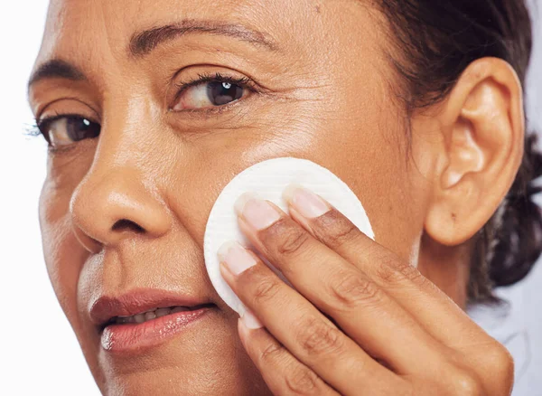 Wajah Potret Atau Wanita Senior Dengan Pembalut Kapas Untuk Dermatologi — Stok Foto