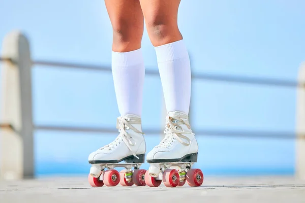 街道上的腿 轮滑和鞋子 用于户外运动 锻炼或训练 人的脚和运动在路上 为了自由 爱好和健身而旅行 旅行和移动 — 图库照片