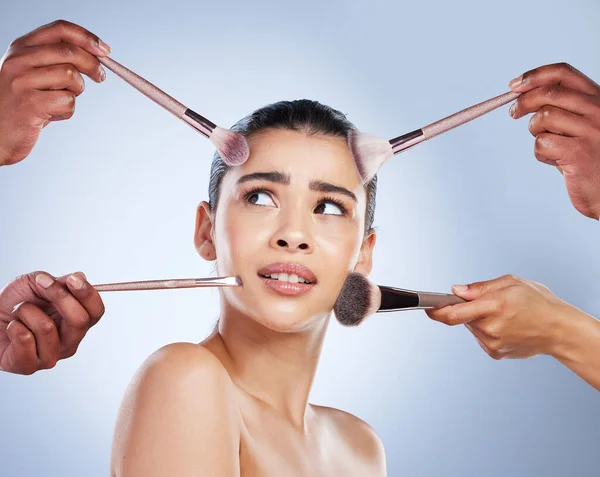 Borste Makeup Och Förvirrad Ansikte Kvinna Studio För Välbefinnande Skönhet — Stockfoto