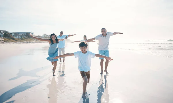 Volar Playa Familia Feliz Corriendo Jugando Juntos Mar Océano Vinculación — Foto de Stock