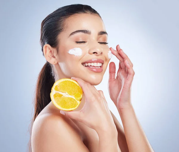 Limão Cuidados Com Pele Mulher Asiática Com Creme Facial Estúdio — Fotografia de Stock