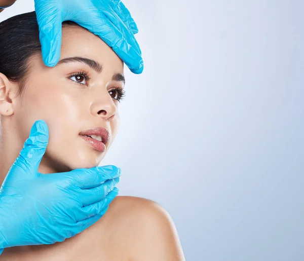 Plasztikai Sebészet Kesztyű Arcon Stúdióban Ellenőrizze Kozmetikumok Mockup Helyet Háttérben — Stock Fotó