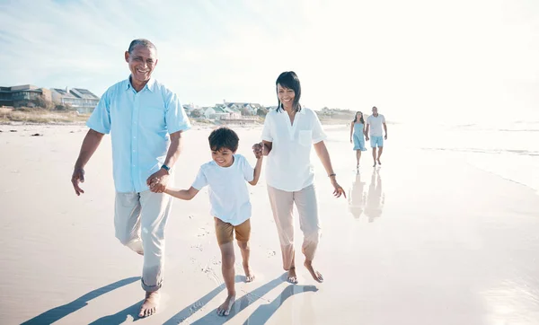 조부모가 아이를 데리고 바다를 걷거나 보살핌 행복에 해양의 유대를 행복하고 — 스톡 사진
