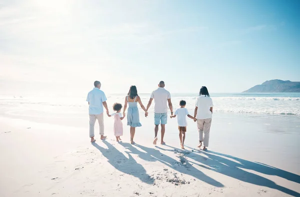 Cestování Pláž Rodina Procházky Písku Společně Moře Nebo Oceán Sbližování — Stock fotografie