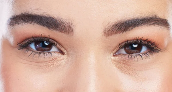 Mascara Ögonskugga Och Porträtt Ögon Kvinna Med Ögonfransförlängning Makeup Resultat — Stockfoto
