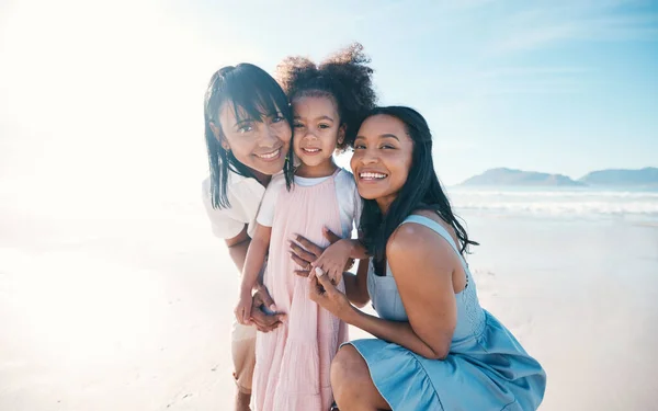 Szczęśliwy Przytulić Portret Rodziny Plaży Spacerując Łącząc Się Jako Pokolenie — Zdjęcie stockowe