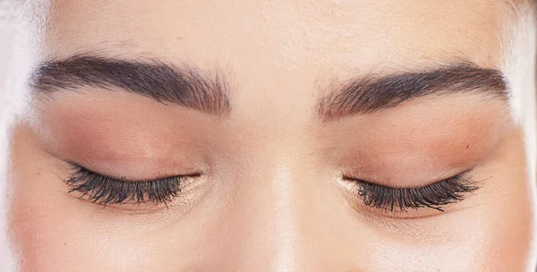 Lidschatten Geschlossene Augen Und Eine Frau Mit Wimpernverlängerung Aus Mascara — Stockfoto