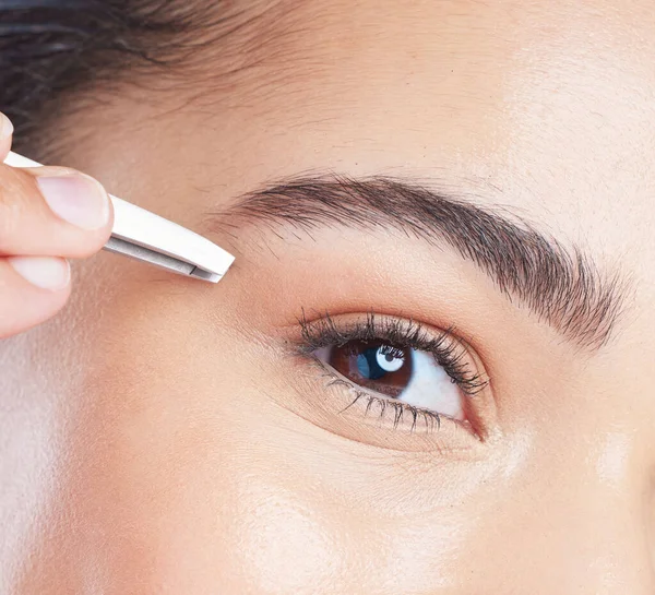 Closeup Young Woman Tweezing Her Eyebrows Studio Grooming Hair Removal — Stock Photo, Image