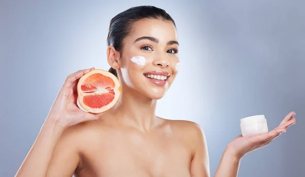Skincare Krim Wajah Dan Wanita Dengan Buah Anggur Studio Untuk — Stok Foto