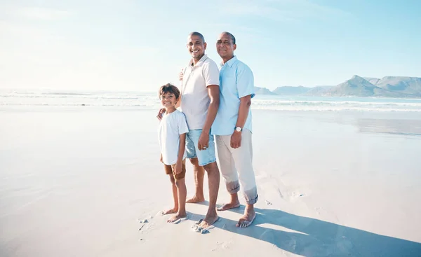 Glücklich Portrait Und Familie Strand Mit Einem Kind Zum Wandern — Stockfoto