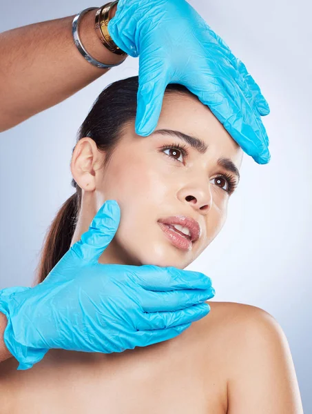Plasztikai Sebészet Kéz Arcon Stúdióban Ellenőrzés Kozmetikumok Szépség Látás Háttérben — Stock Fotó