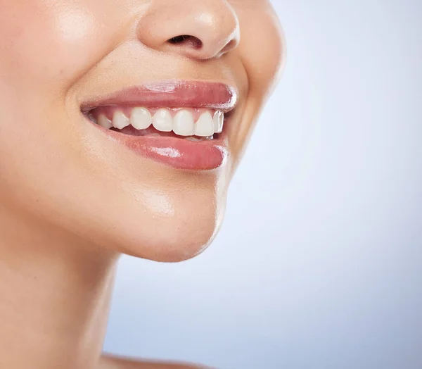 Dental Mulut Dan Wanita Setengah Studio Dengan Senyum Untuk Kecantikan — Stok Foto