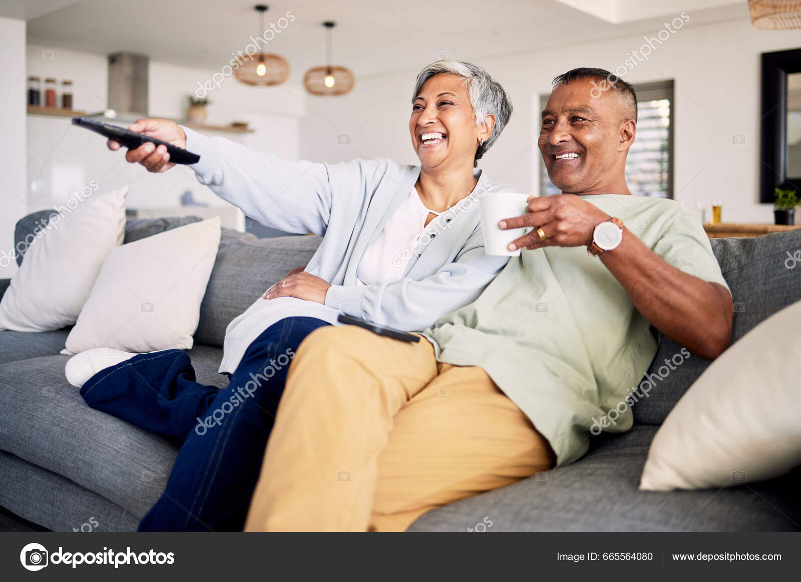 Amigos engraçados e seniores de jogos negros jogando videogame