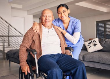 Portre, hemşire ve tekerlekli sandalyedeki engelli adam tıbbi güven, sağlık tavsiyesi ve evde destek için. Mutlu hasta, bakıcı ve kadın sağlık hizmetleri, rehabilitasyon ve yardım.