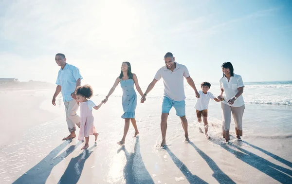 Agua Playa Una Gran Familia Juntos Vacaciones Mar Océano Unidos — Foto de Stock