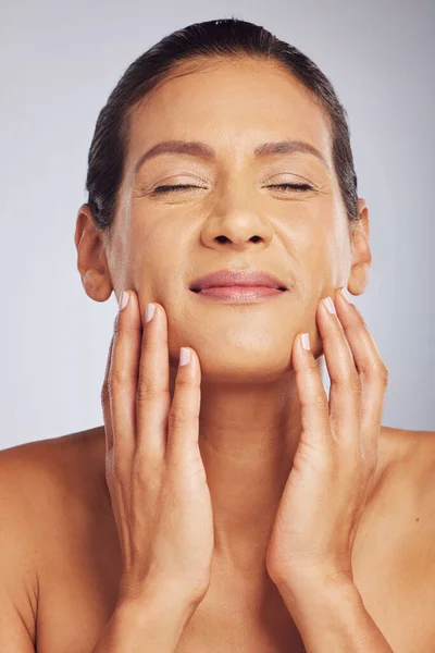 Cosmetica Dermatologie Vrouw Met Huidverzorging Make Verzorging Tegen Een Studioachtergrond — Stockfoto
