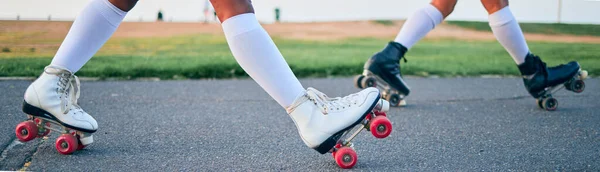 Beine Rollschuhe Und Schuhe Von Freunden Auf Der Straße Für — Stockfoto