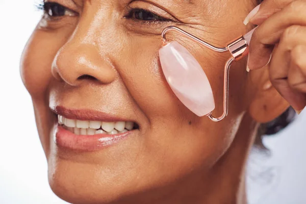 Wanita Roller Wajah Dan Pijat Untuk Perawatan Kulit Dermatologi Detox — Stok Foto