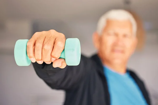退休时为了力量 锻炼和强壮的胳膊 进行了手或哑铃的健身锻炼 活动特写 健身房模糊或老年人训练 体重增加健康生活 健康或行动能力 — 图库照片