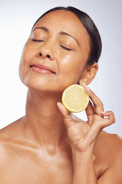Kozmetik Turuncu Yaşlı Cilt Bakımı Dermatoloji Vitamini Ile Beyaz Stüdyo — Stok fotoğraf