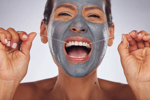 Potret Masker Wajah Dan Seorang Wanita Mengapung Gigi Untuk Perawatan — Stok Foto